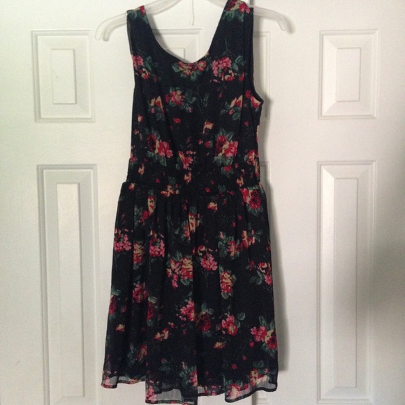 Chiffon back tie dress w cinched waist