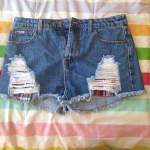 Jean shorts with plaid pockets