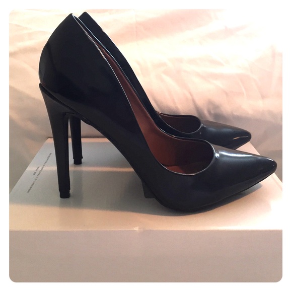 Steve Madden black point toe pumps