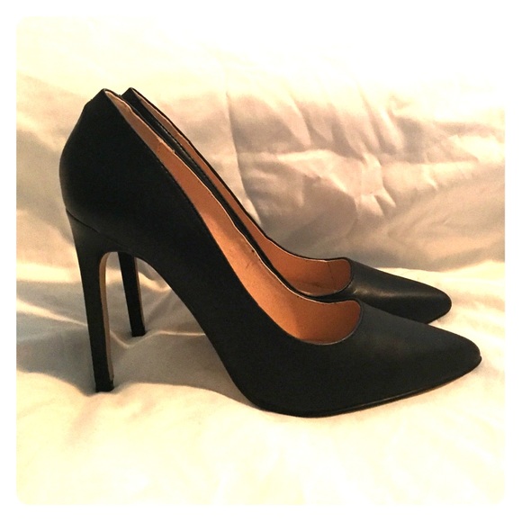 New Express black pumps