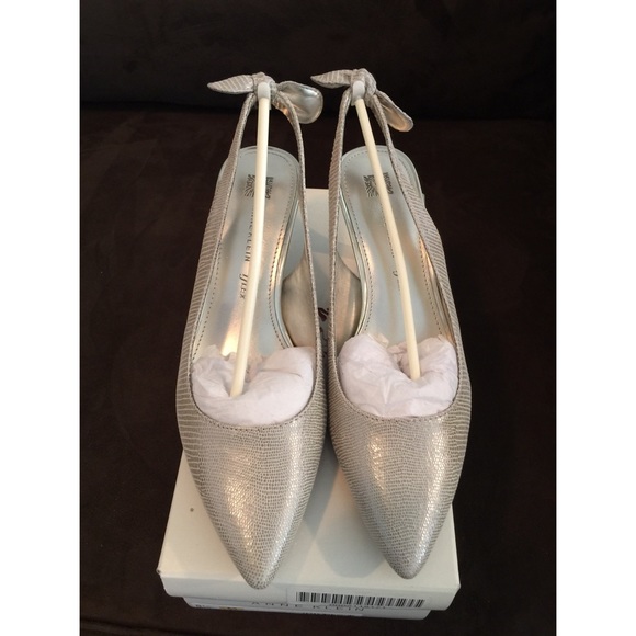Anne Klein nude/taupe leather kitten heels NWT - Picture 2 of 3
