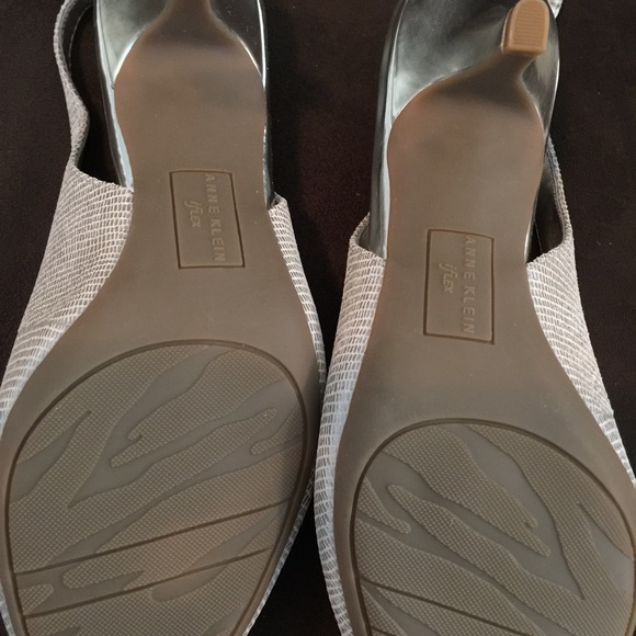 Anne Klein nude/taupe leather kitten heels NWT - Picture 3 of 3