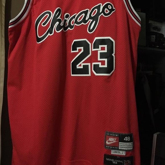 Michael Jordan Chicago Bulls Jersey - Picture 2 of 3