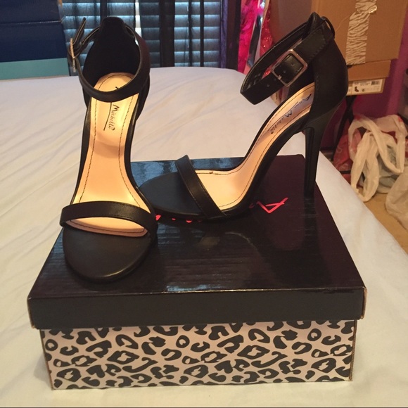 NWT BLACK HEELS SIZE 6