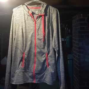 Running sweatshirt with thumb holes