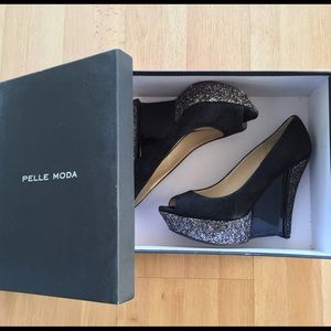 Pelle Moda Willis suede wedge platform pumps