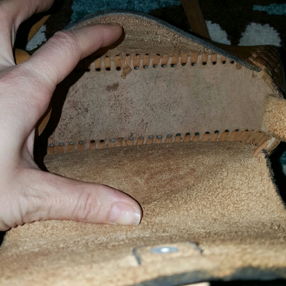 SOLD Vintage Tooled Leather Crossbody bag - Picture 4 of 4