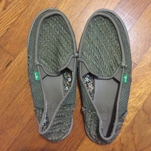 Army Green crocheted / knitted size 10 sanuks