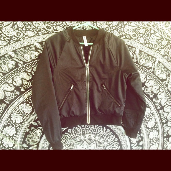 Fabletics Hiking Crop Jacket