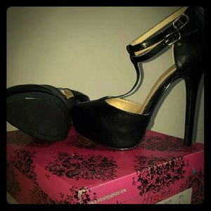 Never worn 8.5 black T-strap