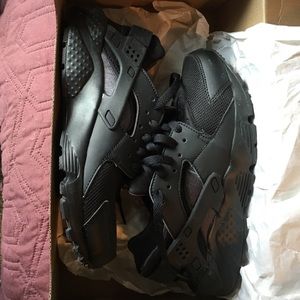 All black nike huaraches