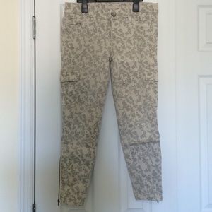 Capri pants with pockets
