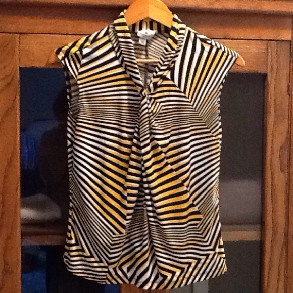 SOLD! Awesome small cap sleeve blouse!
