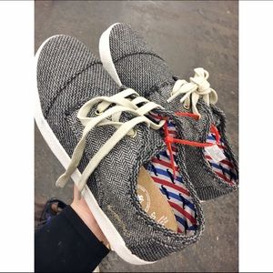 BRAND NEW EXCLUSIVE toms sneakers