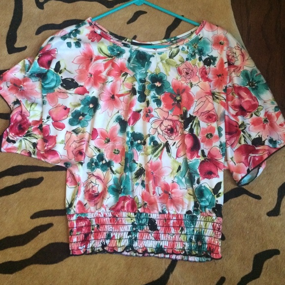 Floral top with rouching/cinching at waist💐🌷💞