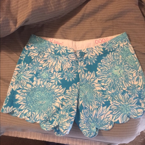 Lilly Pulitzer Lion in The Sun Buttercup Shorts000