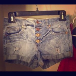 Medium wash short shorts 💕