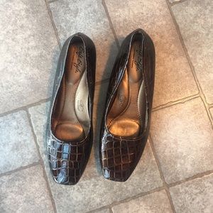 Ladies size 7 dress shoes.