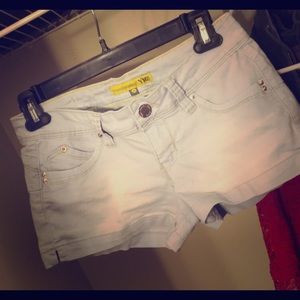 Light wash short shorts 💕