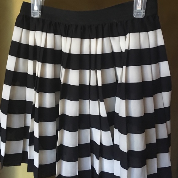 Pleated Black and White Skirt - Picture 3 of 3