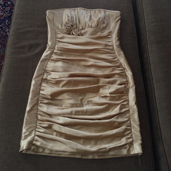 Beautiful Gold Jessica McClintock dress w ruching.