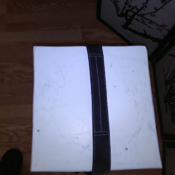 Handbags - Picture 3 of 3