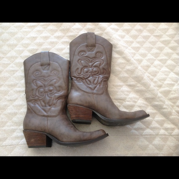 🎉SALE🎉 Nine West boots, size 5