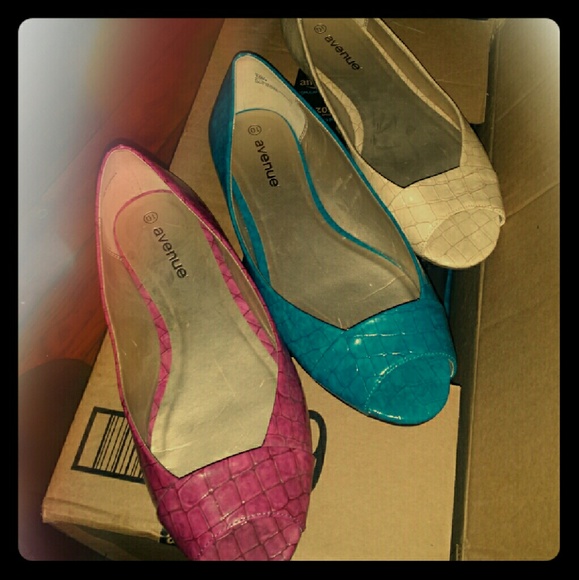 Wide width Peep-Toe Flats