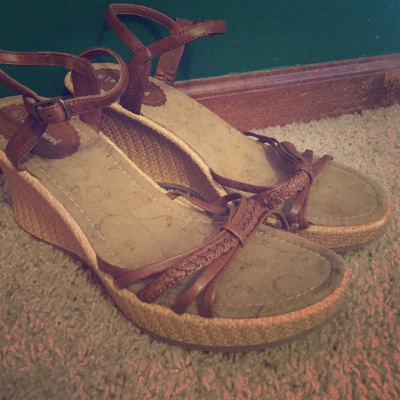 Tan wedges!