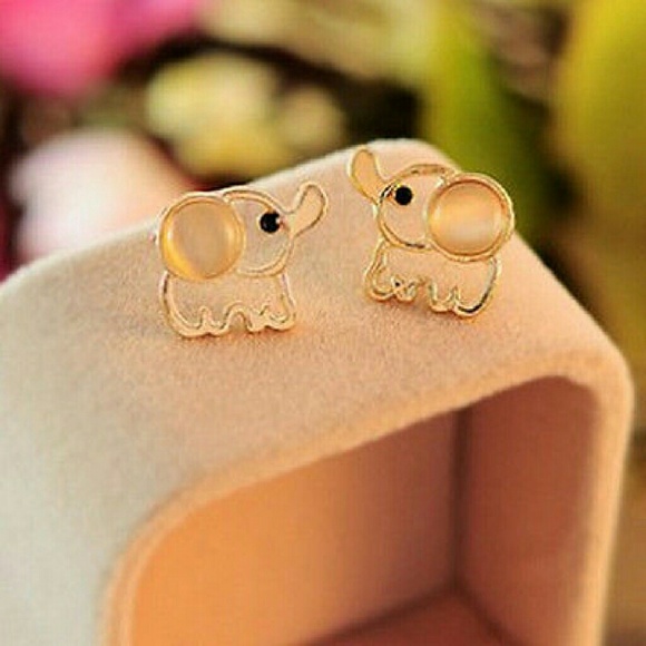 Adorable Elephant Earrings - Picture 2 of 3