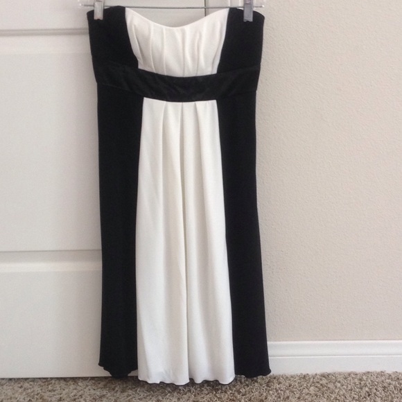 🎉 SALE 🎉 Black/white strapless knee length dress