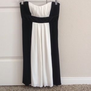 🎉 SALE 🎉 Black/white strapless knee length dress
