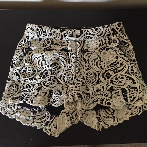 HIGH WAISTED FLORAL URBAN SHORTS