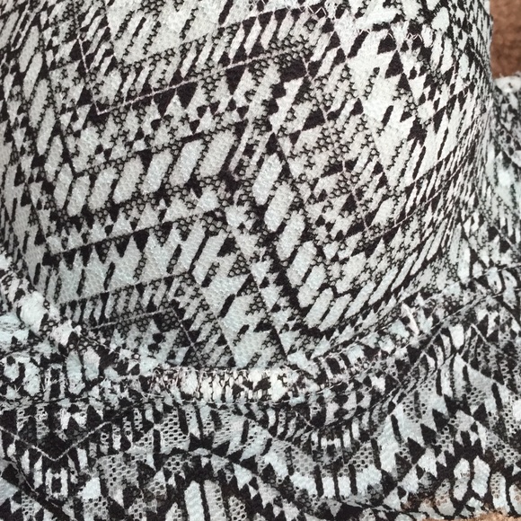 NWOT lace pattern PINK bra - Picture 2 of 4