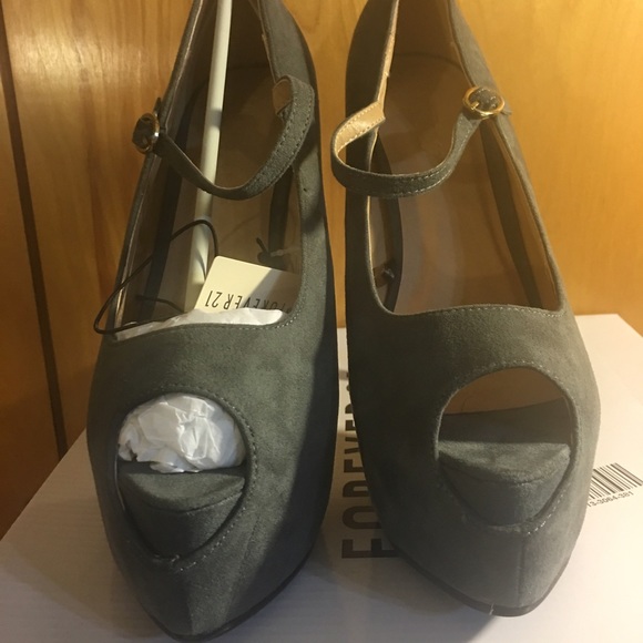🎈JUST IN🎈Forever 21 Grey Suede platforms -Size 8 - Picture 3 of 4