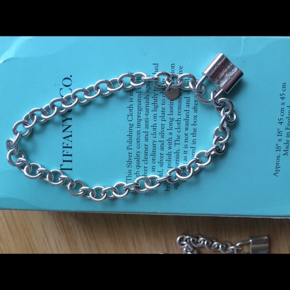 Tiffany & Co. 9inch bracelet with lock tag