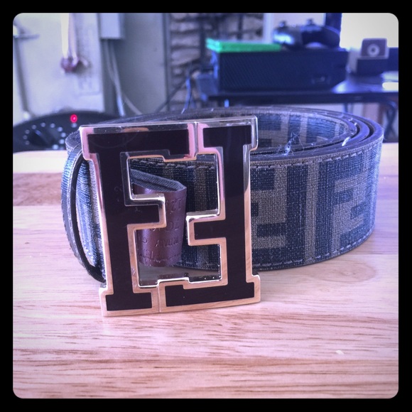 I'm selling findi belt no cracks or scratches