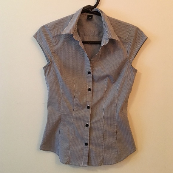 H&M button up short sleeve top