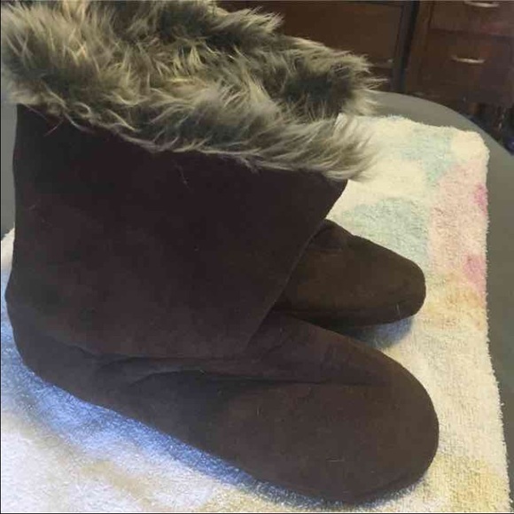 Round suede boots with the fur