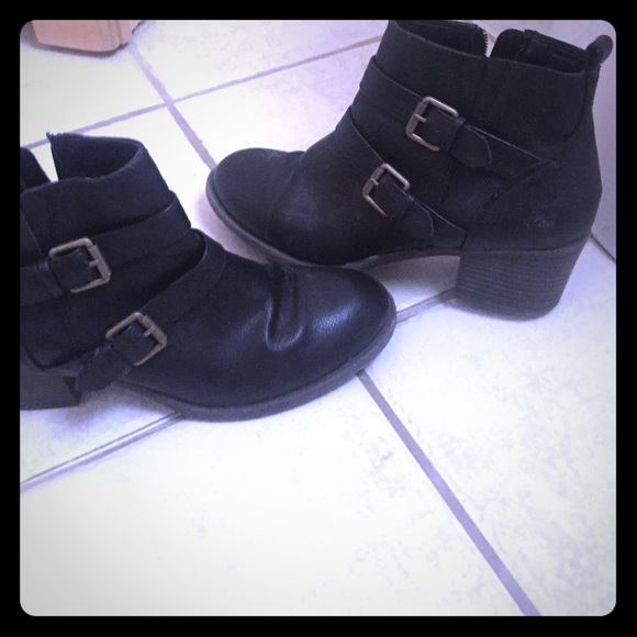 Shoes - Black boots with little heal