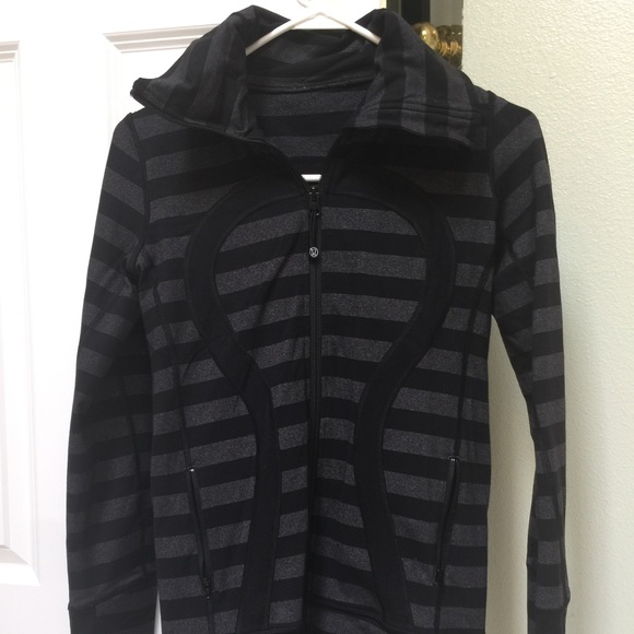 🚫sold🚫 Lululemon size 4 hooded track jacket