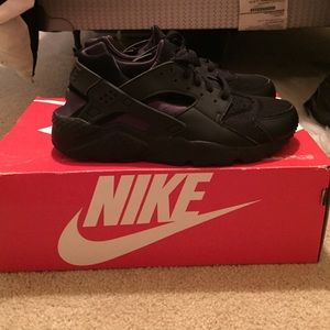 Nike all black huarache run