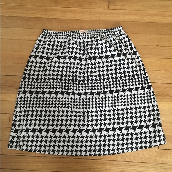 Black and white cotton skirt with elastic waist