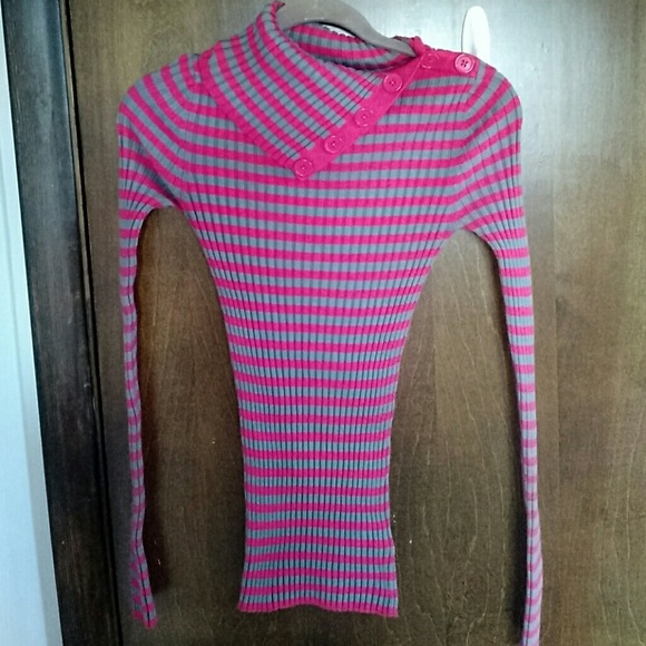 Ribbed, stretchy, long sleeve shirt