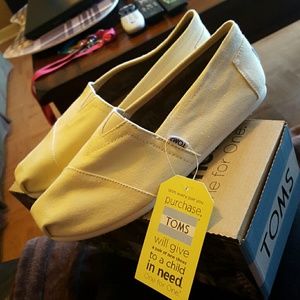 NWT TOMS classic natural size 10.5