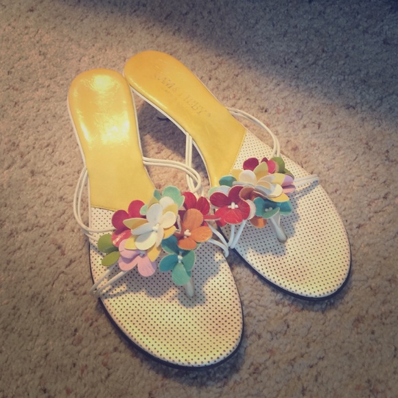Floral sandals 💐 think spring