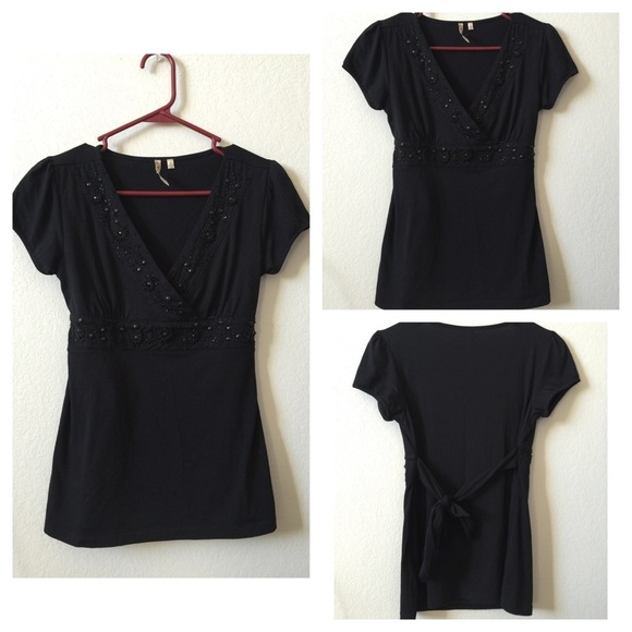 ❤️SOLD ❤️Tie back black top