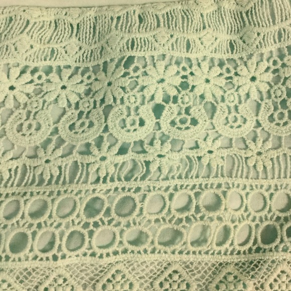 H&M cute and flowery crocheted shorts - Picture 3 of 3