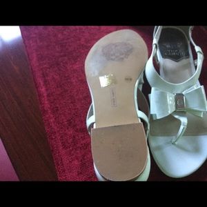 White sandals Vince Camuto size 8