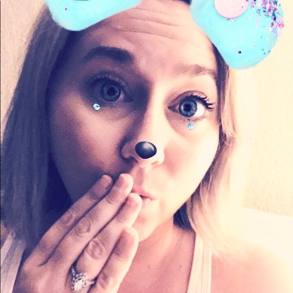 Meet your Posher, Erin 😻🛍 - Picture 3 of 7